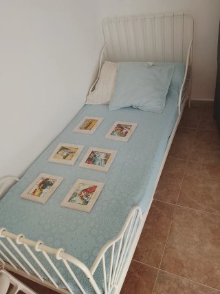 Cama infantil blanca estilo IKEA con colchón