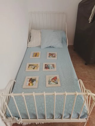 Cama infantil blanca estilo IKEA con colchón