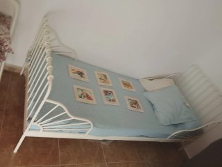 Cama infantil blanca estilo IKEA con colchón