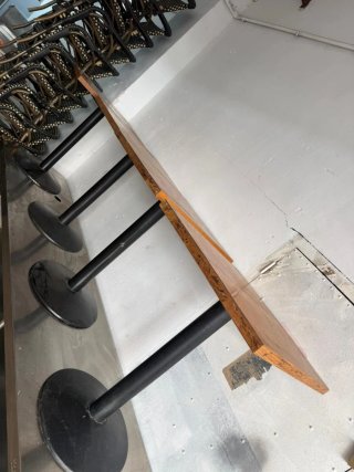 Mesas de madera con patas negras