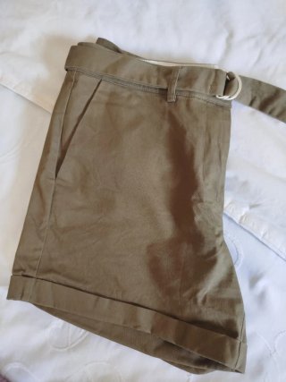 Shorts caqui con cinturón