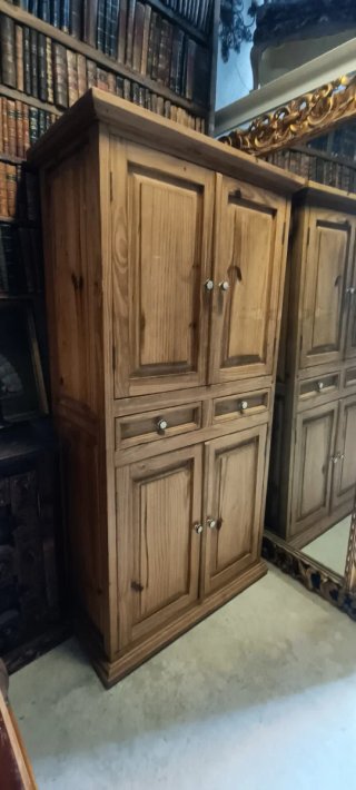 Armario de madera rústico
