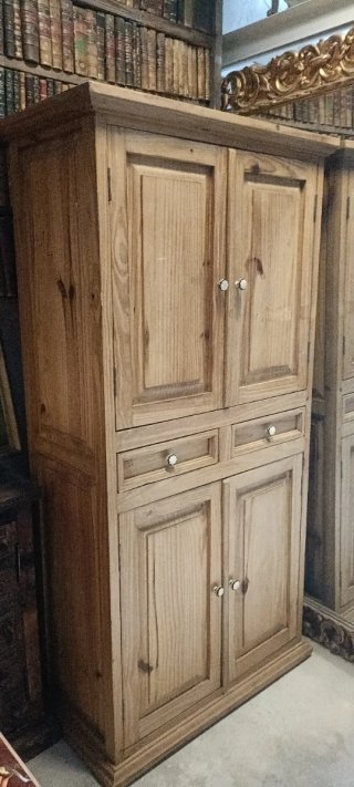 Armario de madera rústico