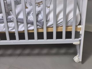 Cuna de madera blanca
