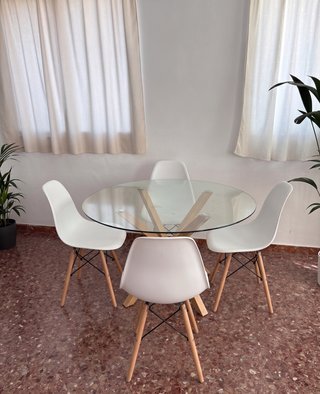 Mesa redonda cristal y 4 sillas blancas