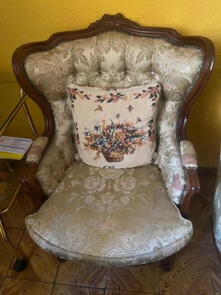 Divani e poltrone vintage in tessuto e legno