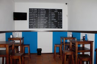 Mesas madera. Sillas, barricas y bancos. Taburetes