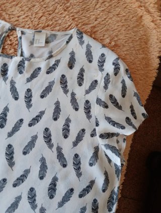 Blusa H&M con estampado de plumas