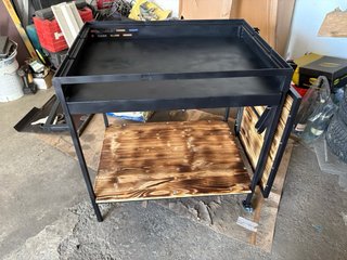 Barbecue artigianale con piano in legno