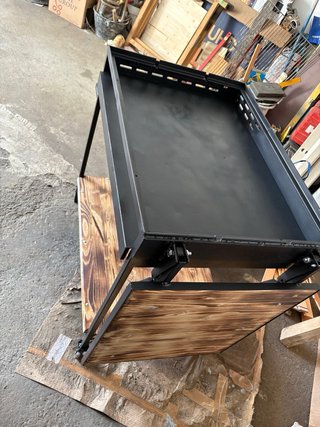 Barbecue artigianale con piano in legno
