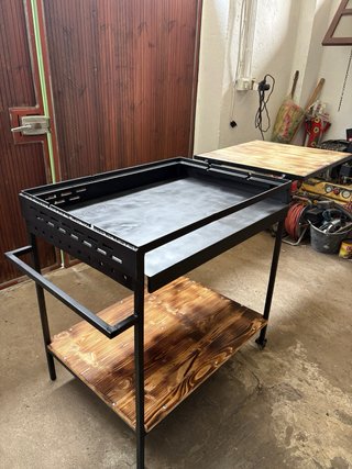 Barbecue artigianale con piano in legno