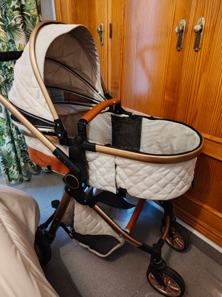 Carrito capazo convierte en silla beige y dorado