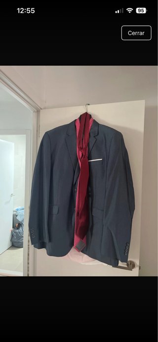 Traje azul con corbatas y camisas