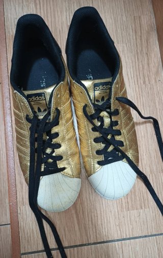 Deportivas Adidas Superstar Doradas y Negras