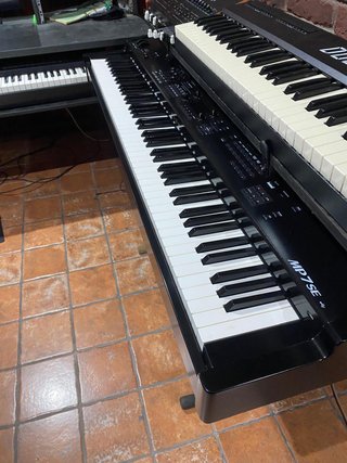 Piano Kawai MP7 SE con flight case