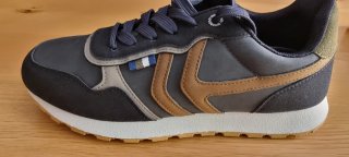 Zapatillas deportivas grises y marrones