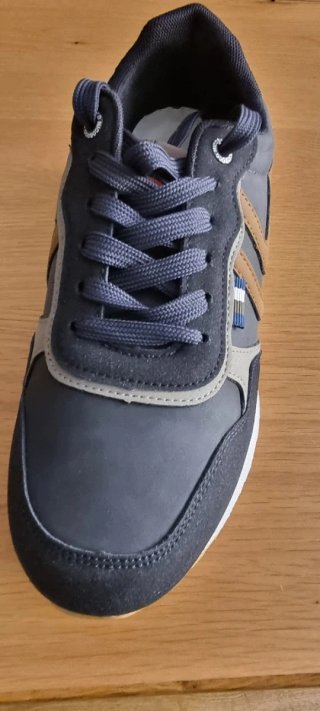 Zapatillas deportivas grises y marrones