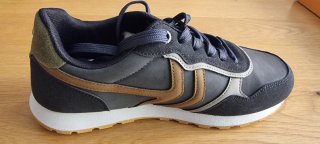 Zapatillas deportivas grises y marrones