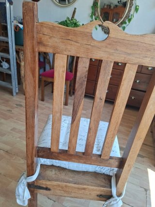 Silla de madera maciza con asiento mullido