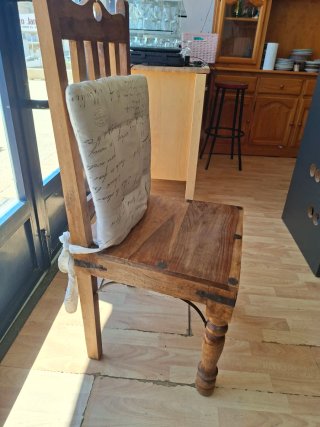 Silla de madera maciza con asiento mullido