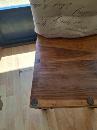 Silla de madera maciza con asiento mullido