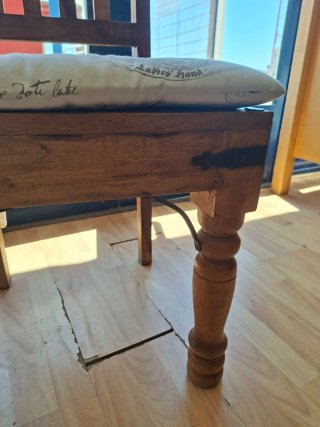 Silla de madera maciza con asiento mullido