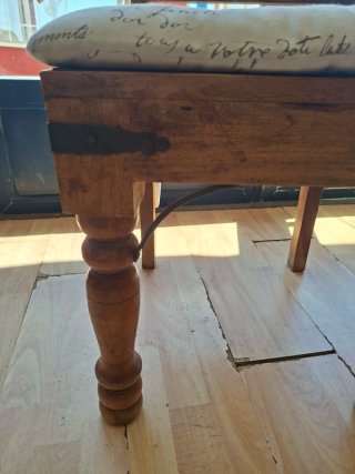 Silla de madera maciza con asiento mullido