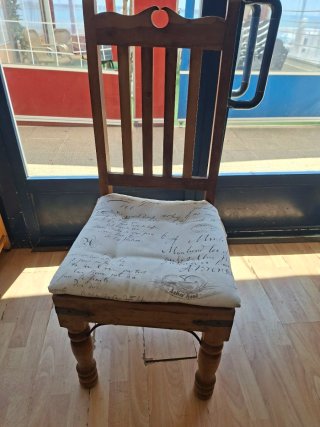 Silla de madera maciza con asiento mullido
