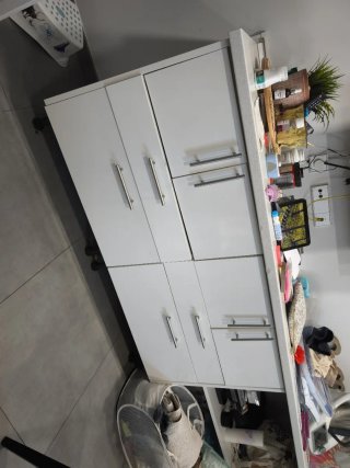 Cajonera de cocina blanca y plateada + encimera