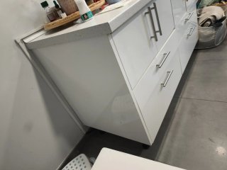 Cajonera de cocina blanca y plateada + encimera