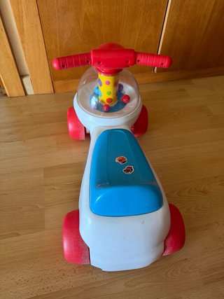 Cochecito infantil con ruedas rojas