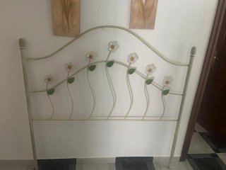 Cabecero de cama de metal con flores