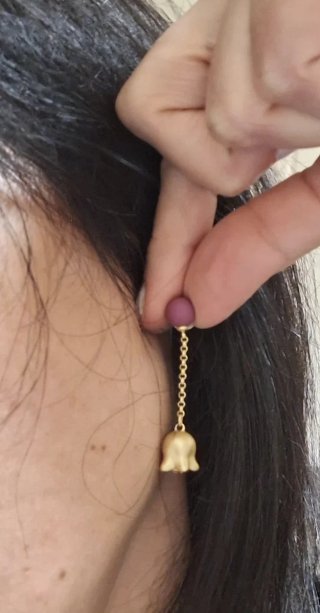Orecchini pendenti dorati con perla viola