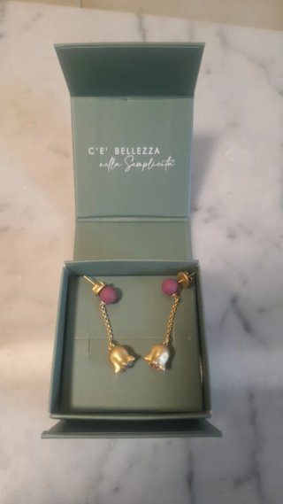 Orecchini pendenti dorati con perla viola