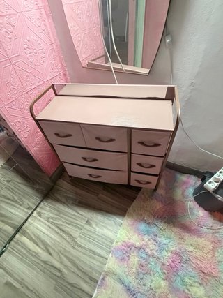 Cómoda rosa con estructura metálica