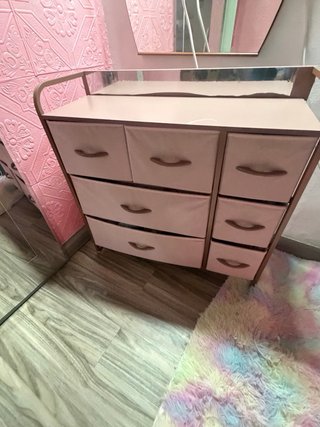 Cómoda rosa con estructura metálica