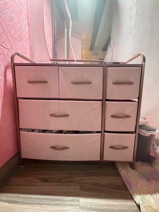Cómoda rosa con estructura metálica