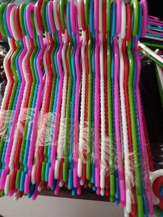 Lote de 5 perchas de plástico multicolor