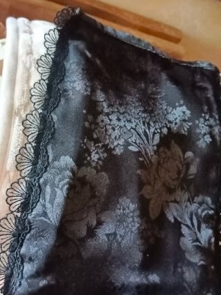 Faltriquera negra con encaje