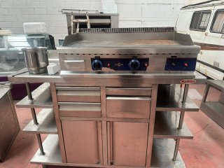 Cocina industrial 4 fuegos + plancha, vitrina etc