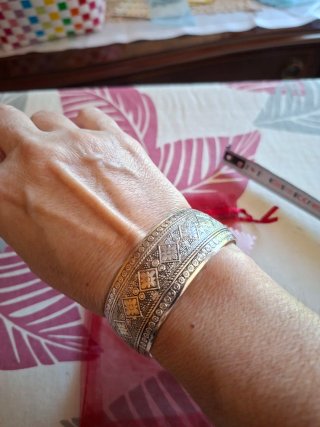 Pulsera plateada con diseño tribal nueva