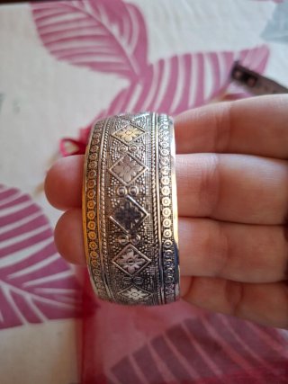 Pulsera plateada con diseño tribal nueva