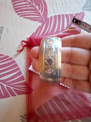 Pulsera plateada con diseño tribal nueva