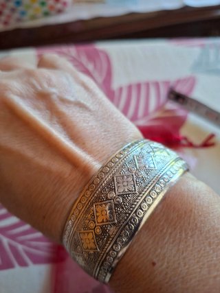 Pulsera plateada con diseño tribal nueva