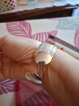 Pulsera plateada con diseño tribal nueva