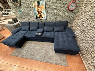Sofá chaise longue azul con posavasos