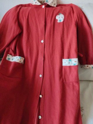Bata de casa roja con estampado