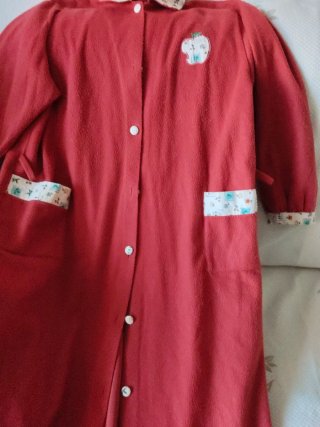 Bata de casa roja con estampado