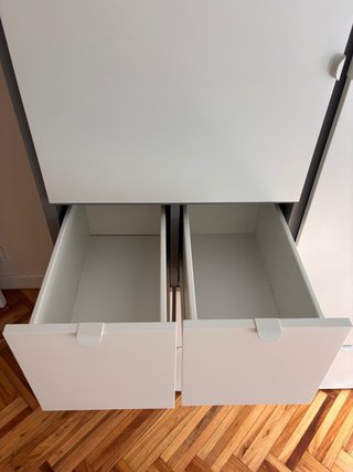 Armario blanco y gris con gran capacidad