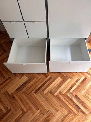 Armario blanco y gris con gran capacidad